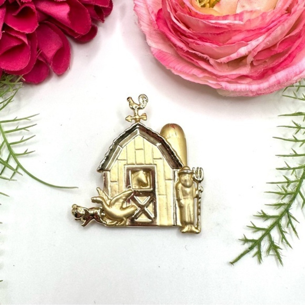 VINTAGE⚜️AJC Designer Brushed Golden Farmhouse Brooch